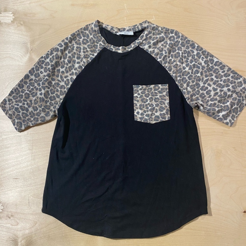 Zenana Outfitters Black and Leopard Print Tee Small (PQ)